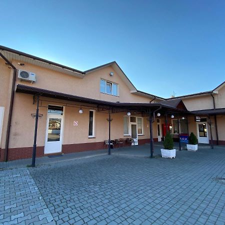 Hotel Ковчег Černivci Esterno foto