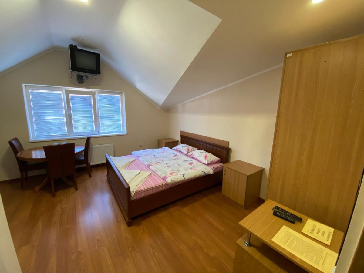 Hotel Ковчег Černivci Esterno foto