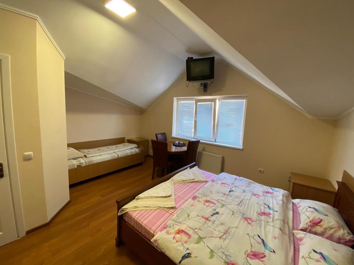 Hotel Ковчег Černivci Esterno foto