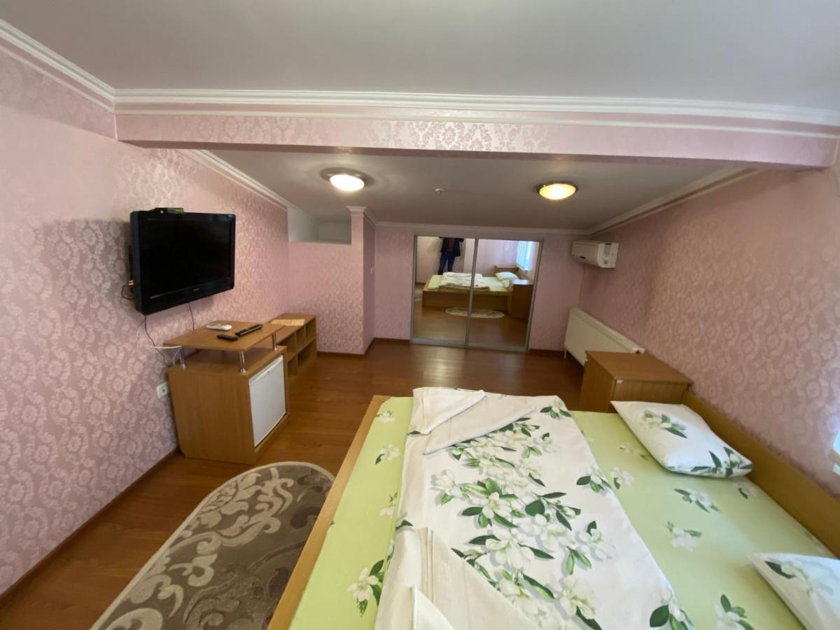 Hotel Ковчег Černivci Esterno foto